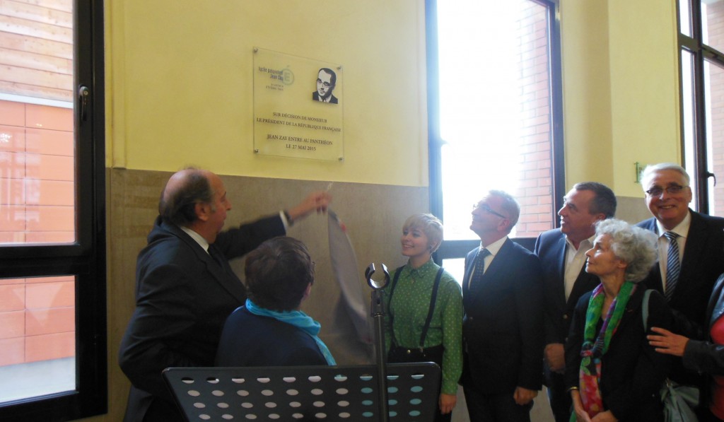 Inauguration de la nouvelle plaque au lycée Jean Zay.